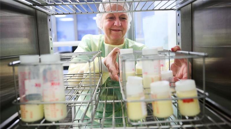 Muttermilch als rettende Spende für Frühchen Die gespendete Milch ist tiefgefroren maximal sechs Monate haltbar