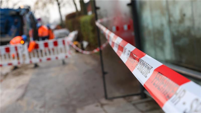 Die gesperrte Bushaltestelle Rönkkoppel ist bei einem Wasserrohrbruch in Hamburg zu sehen. 

