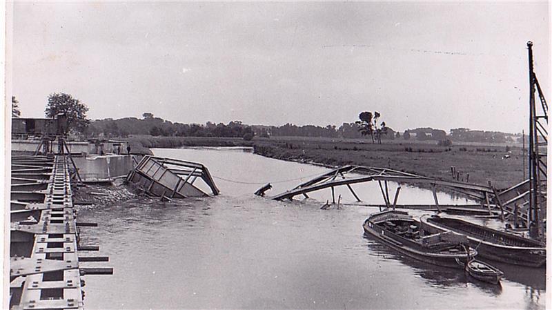 Von der Drehbrücke über die Oste zum Dauer-Provisorium seit 80 Jahren Die gesprengte Brücke, vorne links die neue Brücke.