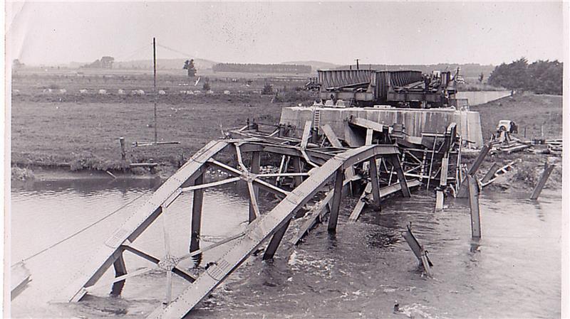 Die gesprengte Eisenbahnbrücke über die Oste. Deutsche Einheiten haben sie nach ihrem Rückzug über die Oste in die Luft gejagt.