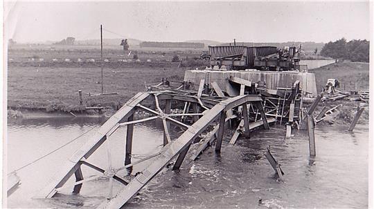 Die gesprengte Eisenbahnbrücke über die Oste. Deutsche Einheiten haben sie nach ihrem Rückzug über die Oste in die Luft gejagt.
