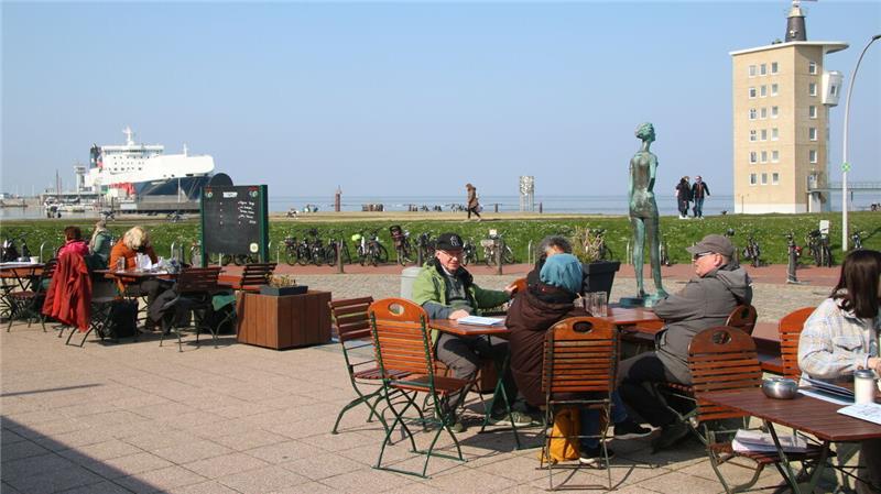 Die gestiegenen Kosten wegen der Inflation machen sich auch beim Besuch eines Cafés oder Restaurants bemerkbar. Viele Gastronomen mussten ihre Preise deshalb anpassen. Foto: Potschka