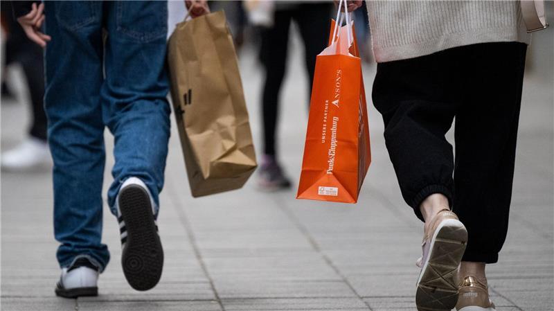 „Shoppinglaune der Deutschen kommt langsam“ Die gestiegenen Preise sorgen dafür, dass viele Konsumenten sparen und weniger einkaufen.