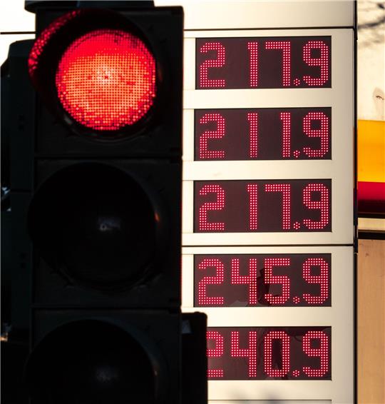 Die gestiegenen Spritkosten treffen viele Autofahrer aktuell hart.