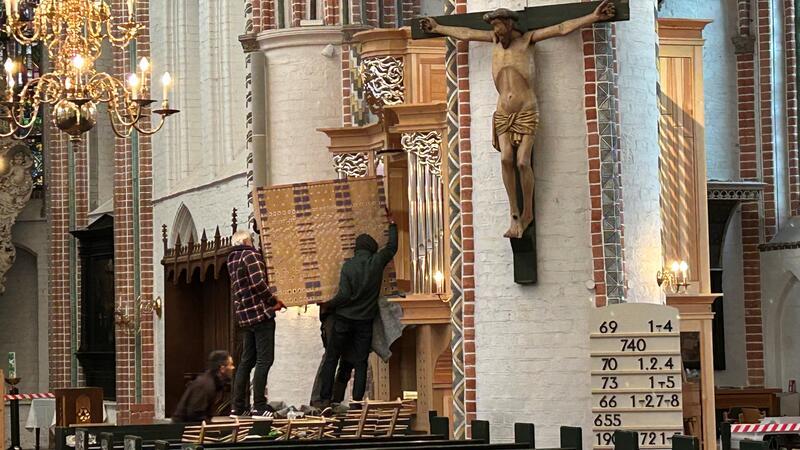 Die gewichtigen Windladen sind das Herzstück des Instruments. Mit dem Einbau des Innenlebens ist das Chororgel-Projekt in Buxtehudes St.-Petri-Kirche nun auf der Zielgeraden.