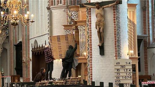 Die gewichtigen Windladen sind das Herzstück des Instruments. Mit dem Einbau des Innenlebens ist das Chororgel-Projekt in Buxtehudes St.-Petri-Kirche nun auf der Zielgeraden.