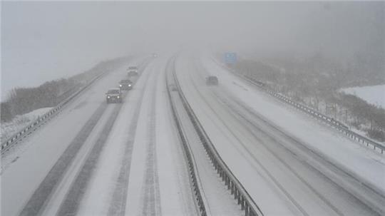 Die glatten Straßen machen Autofahrern in Niedersachsen zu schaffen (Archivbild)