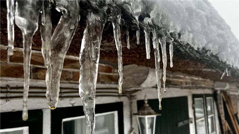 Die glitzernde Pracht schmilzt wieder - hier in Jork im Alten Land.