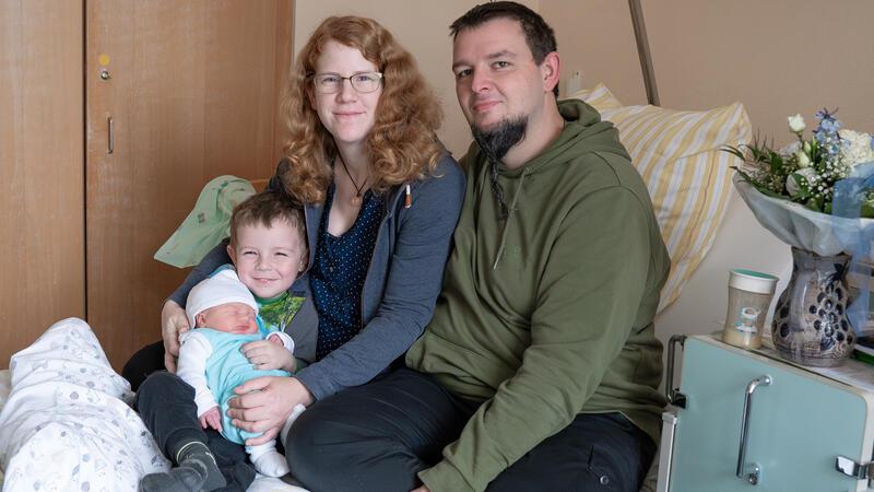 Die glücklichen Eltern Denise und Jan und der große Bruder Norwin mit dem kleinen Raik, der als 1000. Baby in diesem Jahr im Elbe Klinikum Stade zur Welt gekommen ist.