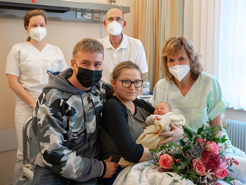 Die glücklichen Eltern Przemysław und Marta mit Tochter Eliza und Hebamme Claudia Knospe. Hinten: Assistenzärztin Mareike Wittich und Leitender Oberarzt Dr. Ulrich Wiethölter. Foto: Daniel Hajduk/Elbe Kliniken