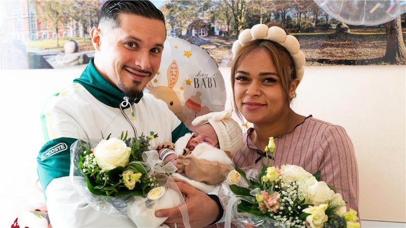 Die glücklichen Eltern Rawia und Aiman mit der kleinen Sura, die als 1000. Baby im Elbe Klinikum Stade zur Welt kam.