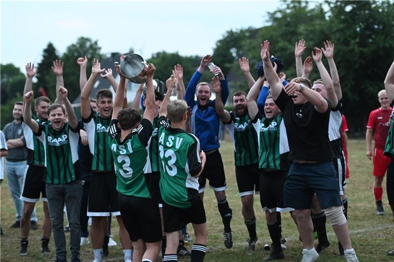 Auepokal: Wenn fünf Dörfer gegeneinander kicken - und Hunderte mitfiebern Die glücklichen Sieger: Ahrenswohlde kann nach zwei Wochen Auepokal den Pott in die Höhe recken. Fotos: Ahrens