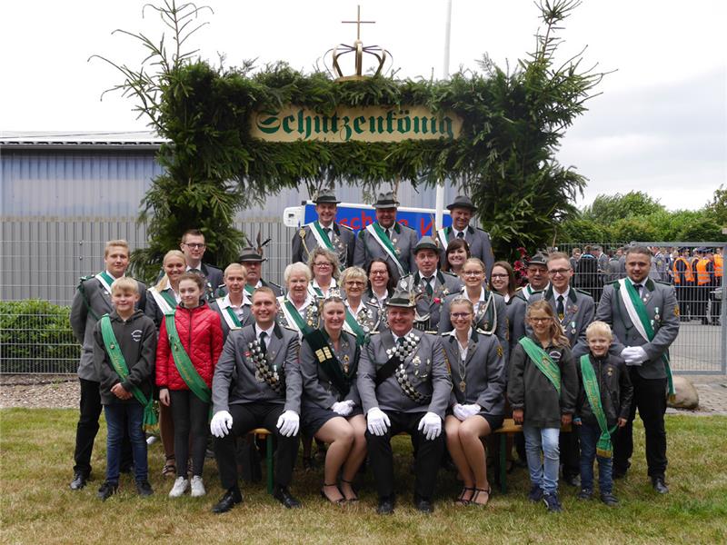 Die glücklichen Würdenträger. Foto: Umland