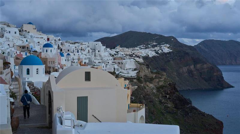 Die griechische Insel Santorini ist für die weißen Häuser und blauen Dächer bekannt. Das beliebte Urlaubsziel ist mittlerweile dicht bebaut. (Archivbild)