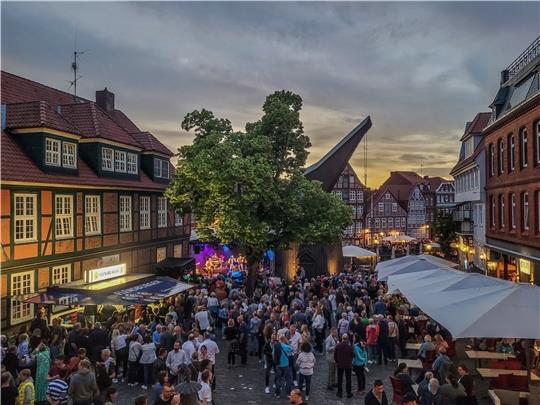 Die größte Fete des Jahres: Das Altstadtfest lockt die Massen, hier mit Livemusik und Budenzauber am Fischmarkt. Foto: Stade Marketing
