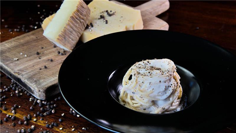 Pasta ohne Käse-Klumpen: Physiker verraten den Trick Die größte Hürde bei der Zubereitung des Pastagerichts Cacio e Pepe ist das Verklumpen des Käses. Ein Forschungsteam hat nun eine Methode entwickelt, um das zu verhindern.