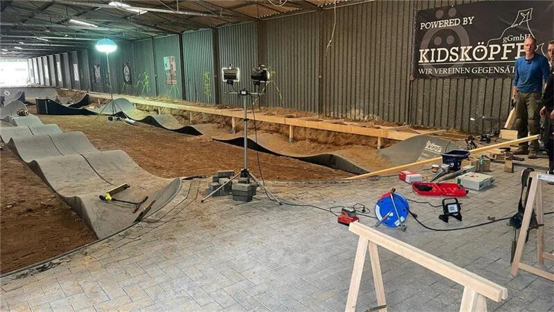 Die größte Pump-Track-Halle in Norddeutschland wurde mit vielen ehrenamtlichen Helfern errichtet. Auch jetzt wird noch an der Bahn getüftelt.