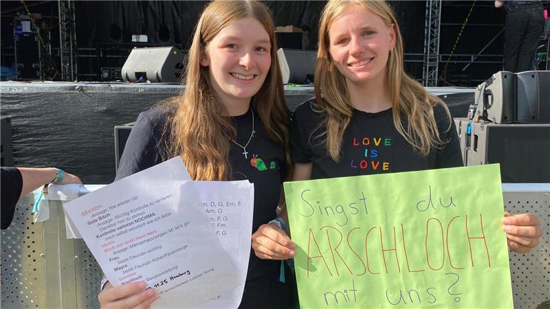 Die größten Fans von Lara Hulo: Marle Westphalen aus Balje und ihre Freundin Emily Genz waren bei fast allen Auftritten der Sängerin. Beim Mamf wurde ihnen ein besonderer Wunsch erfüllt.
