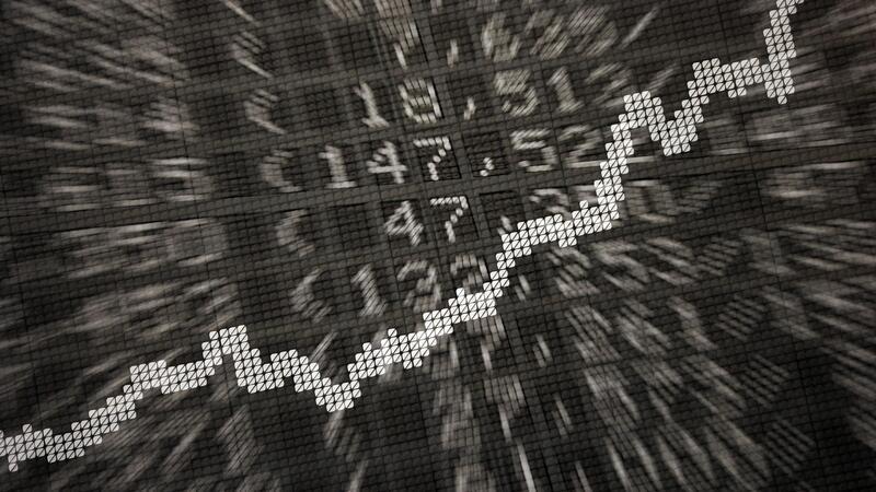 Kritik an MSCI-World-Index: Was bringen ETFs für Anleger? Die große Anzeige in der Börse zeigt die Dax-Kurve und verschiedene Börsenkurse: ETFs werden börsentäglich gehandelt.