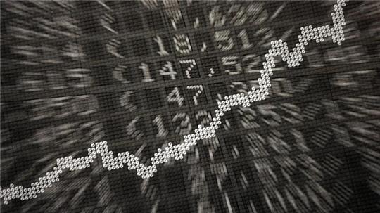 Die große Anzeige in der Börse zeigt die Dax-Kurve und verschiedene Börsenkurse: ETFs werden börsentäglich gehandelt.