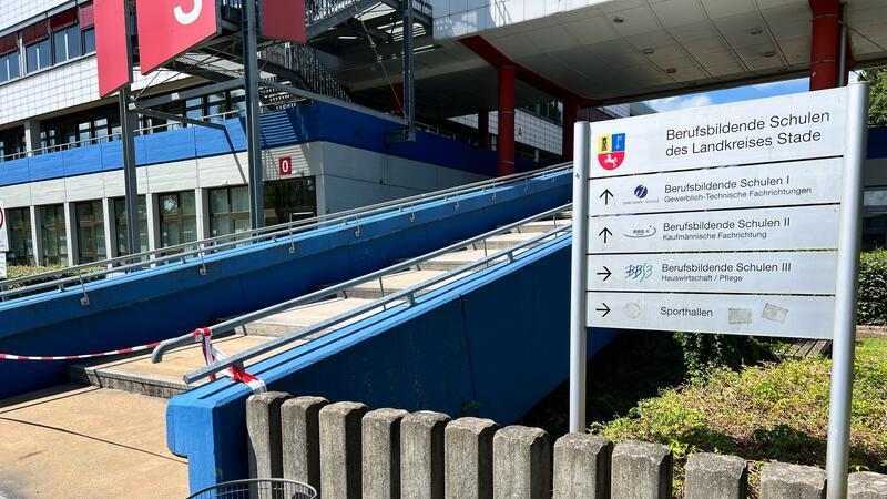 Parkplatz, Sporthalle, Werkstätten: Kreis Stade saniert im großen Stil Die große Betontreppe von der Glückstädter Straße zum Haupteingang soll saniert werden.