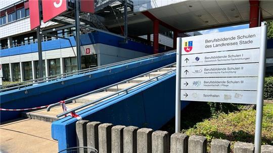 Die große Betontreppe von der Glückstädter Straße zum Haupteingang soll saniert werden.