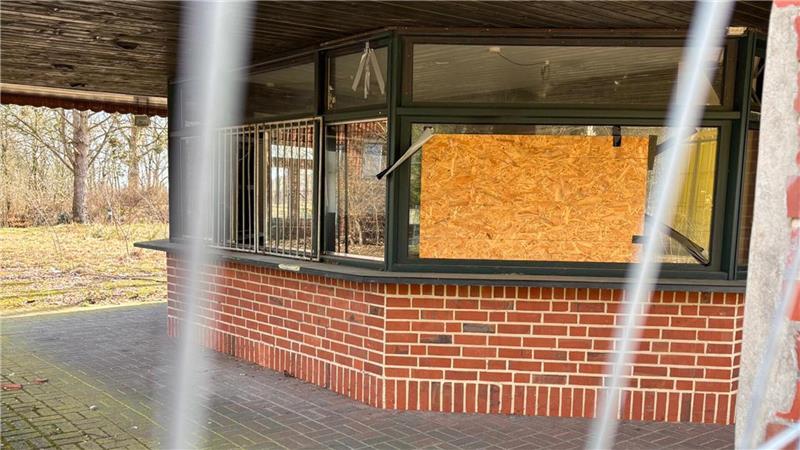Die große Fensterfront ist ein beliebtes Angriffsziel von Vandalen.