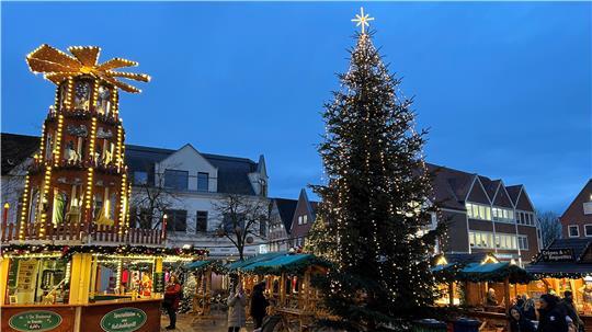 Die große Tanne auf dem Stader Weihnachtsmarkt ist 10 Meter hoch.
