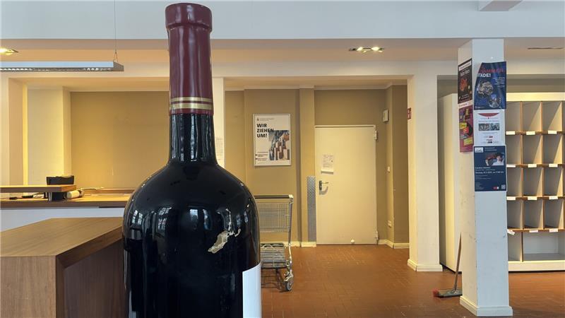 Ex-Weinlager am Fischmarkt in Stade soll zum Stader Treffpunkt werden Die große Weinflasche steht noch da. Wie die Geschäftsräume weiter genutzt werden, wird jetzt in der Politik diskutiert.