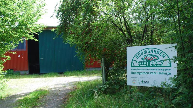 Die große rote Halle im Boomgarden Park wurde 2021 gebaut.