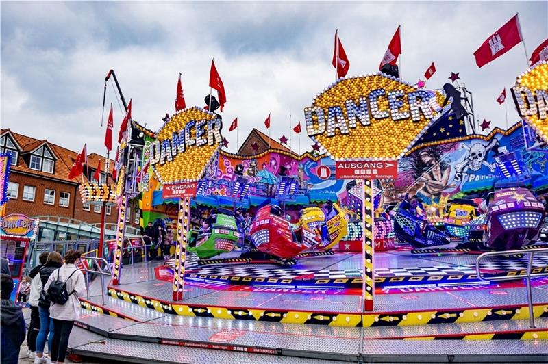 Die großen Fahrgeschäfte, wie der Dom Dancer, sind wieder auf dem Festplatz Am Sande zu finden.