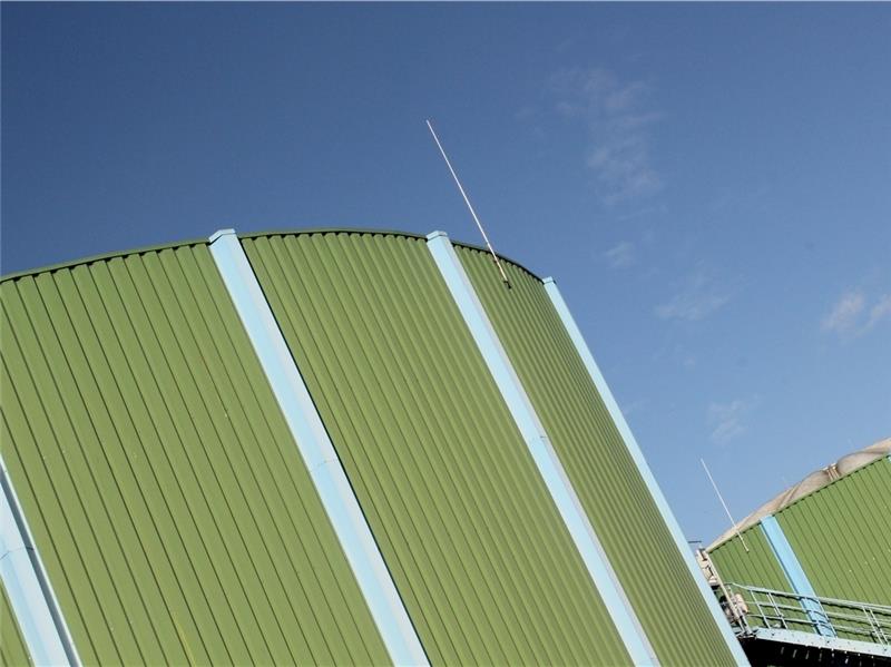 Stadt Stade verschickt endlich die Abwasserbescheide Die grün gestrichenen Faultürme des Stader Klärwerks vor blauem Himmel. Foto: Stadt Stade