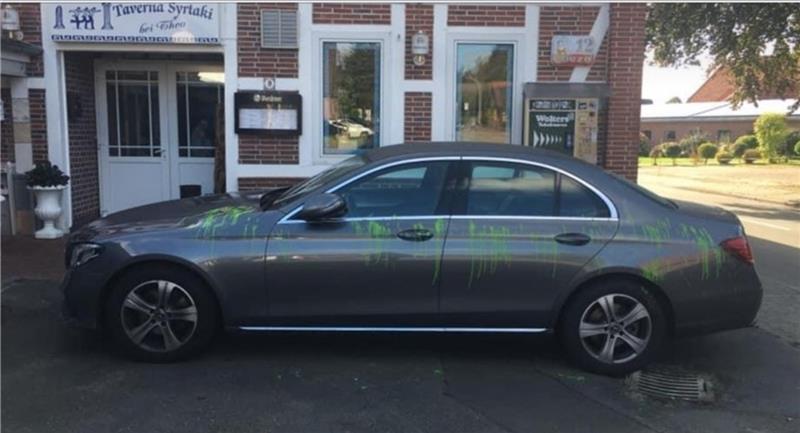 Welle der Solidarität nach Farbattacke vor Bargstedter Restaurant Die grüne Farbe ist nicht abwischbar . Auf der Motorhaube klebte ein Pappschild mit den Worten „Hau ab du Sau“.
