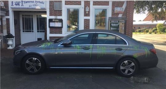 Die grüne Farbe ist nicht abwischbar . Auf der Motorhaube klebte ein Pappschild mit den Worten „Hau ab du Sau“.