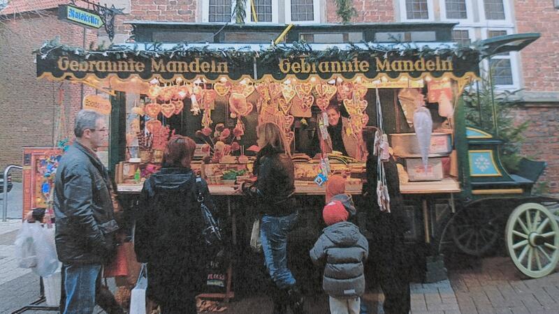 Eröffnung des Stader Frühjahrsmarktes – Claus Eschermann ist das 55. Mal dabei Die grüne Kutsche steht oft vor dem Rathaus, die Naschis von Claus Eschermann sind gefragt.