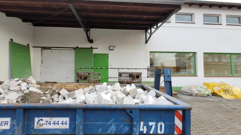 Die grüne Tür in der Bildmitte wird der Eingang für den rund um die Uhr geöffneten Tante Enso Mini-Supermarkt in Spieka. Neben Umbauten im Inneren ist auch ein barrierefreier Zugang geplant.