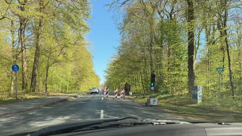 Die halbseitige Sperrung an Friedrich-Huth-Straße am Ortsausgang aus Richtung Hollenbeck. Hier wird im Mai eine Vollsperrung eingerichtet.