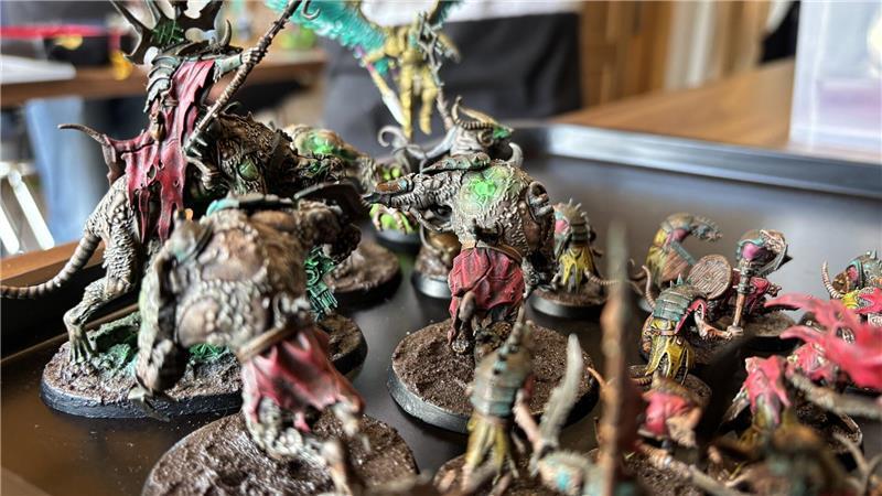 In diesem Horneburger Laden bekämpfen sich Piraten, Orks und Aliens Die handbemalten Figuren bilden das Herzstück jedes Tabletop-Spiels.