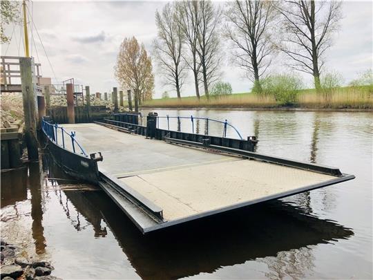 Die handbetriebene Prahmfähre setzt in Gräpel über die Oste. Foto: Klempow