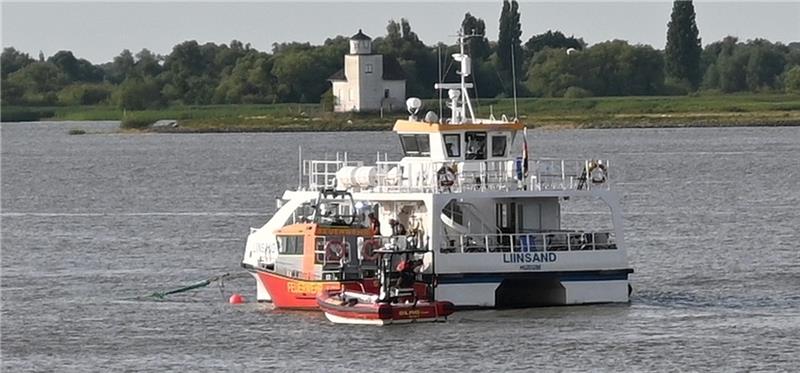 Die havarierte Elbfähre „Liinsand“ liegt am Sonntagabend vor Twielenfleth auf Reede, Feuerwehr und DLRG bringen die Passagiere von Bord. Foto: Vasel