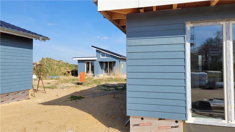 Die hellblaue Fassadenverkleidung der Miet-Minihäuser von Christina Bleier in Cappel-Neufeld passt zur nahen Nordseeküste.