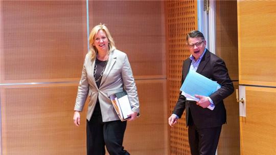 Die hessische CDU-Fraktionsvorsitzende Ines Claus und Ministerpäsident Boris Rhein vor Beginn der Pressekonferenz in der Staatskanzlei.