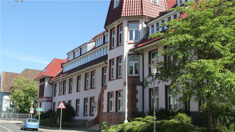 Die heute zu Wohnungen umgebaute frühere Kommandantur in der Neuen Reihe.
