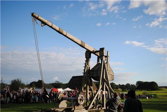 Die historische Blide – eine Steinwurfmaschine – sieht zwar recht bedrohlich aus, doch beim Blidenfest auf dem idyllischen Beekhoff in Beckdorf geht es friedlich vonstatten. Es bietet für zwei Tage einen Ausflug in die Geschichte und ein Ei