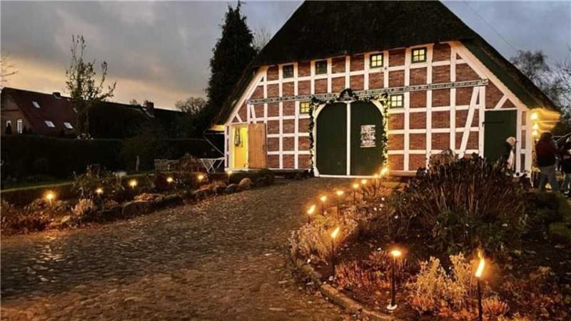 Mit Weihnachtsmann und Teufelsgeigerin: Spektakel in Beckdorf Die historische Hofstelle des Beekhoffs bietet idyllisches Ambiente.