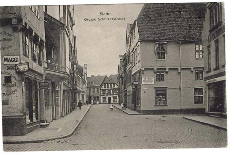 Die historische Postkarte zeigt die Große Schmiedestraße um 1906. Ganz links im Bild die Firma Waldvogel, mit Maggi-Werbung und bodentiefen Schaufenstern.