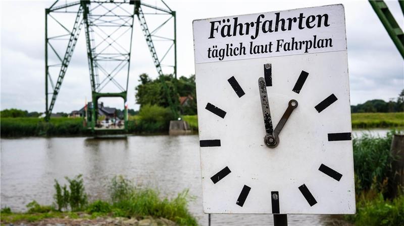 Die historische Schwebefähre zieht viele Touristen an.