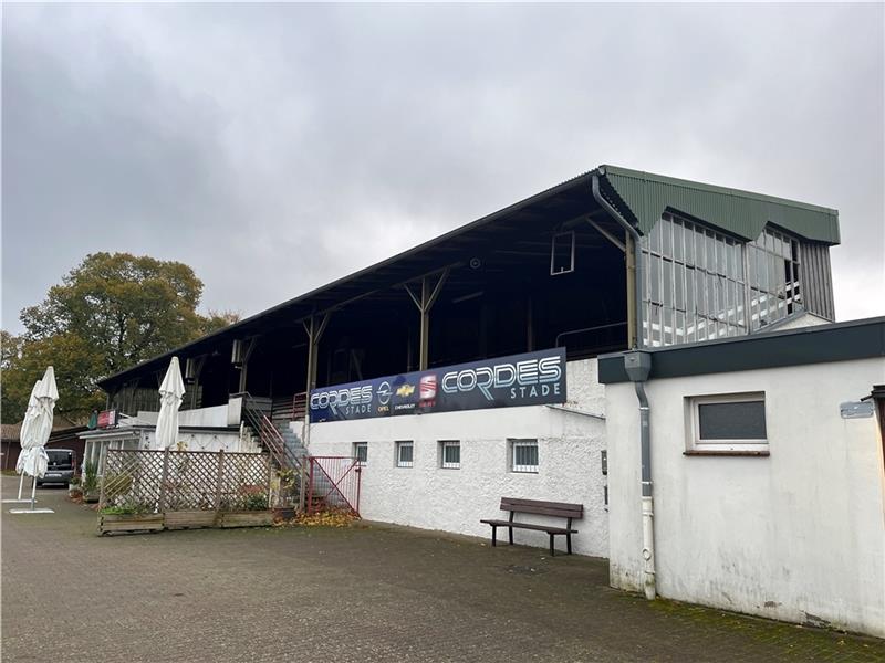 Die historische Tribüne des Stadions aus den 1920er Jahren zerfällt, die Gaststätte hat einen Pachtvertrag bis 2025. Foto: Vasel