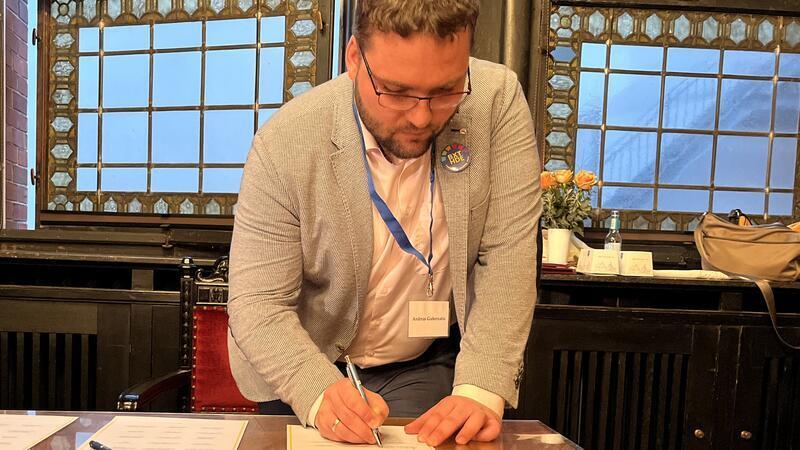Die historische erste Unterschrift: Ideengeber Andreas Gubernatis unterschreibt für die Arbeiterwohlfahrt Buxtehude das Bündnis für Buxtehude.