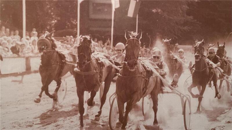Die historischen Fotos erinnern an frühere Trabrennen.